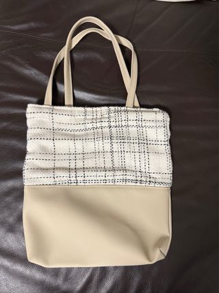 Bolso artesanal beige y blanco