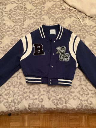 Chaqueta Bershka azul y blanca