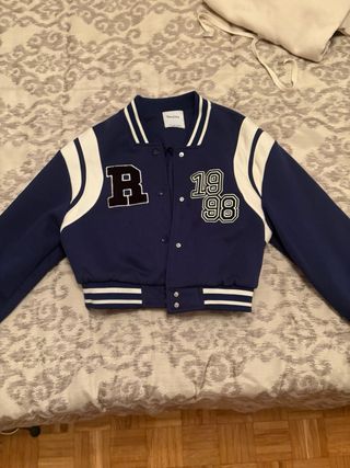 Chaqueta Bershka azul y blanca