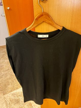 Camiseta Mango Negra Hombros Marcados