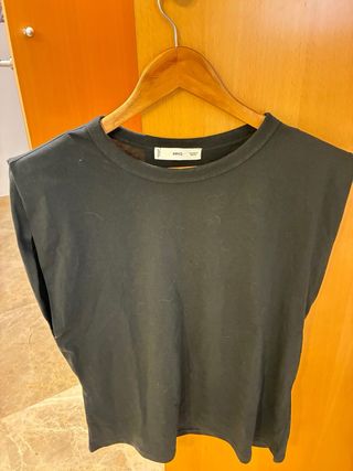 Camiseta Mango Negra Hombros Marcados