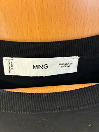 Camiseta Mango Negra Hombros Marcados