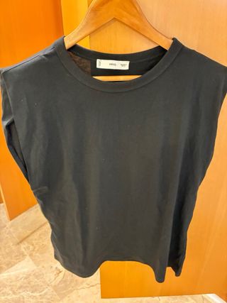 Camiseta Mango Negra Hombros Marcados