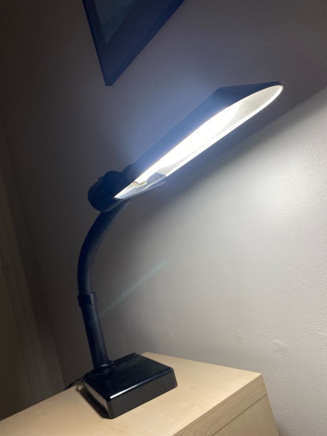 Lámpara de escritorio negra