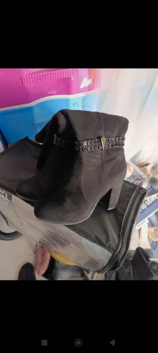 Botas altas negras con adornos