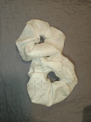 2 Gomas de pelo blancas con estampado