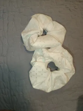 2 Gomas de pelo blancas con estampado