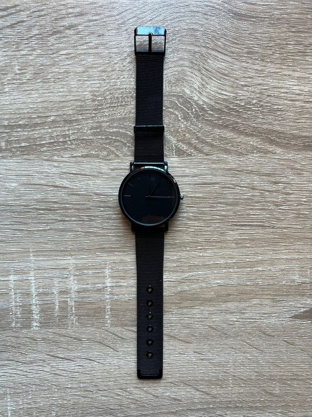 Reloj analógico negro