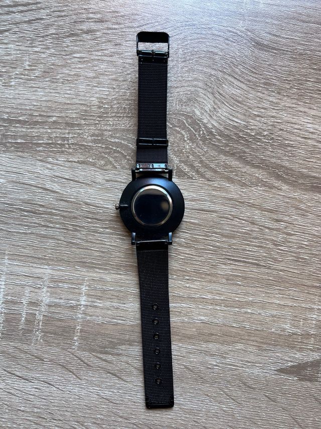 Reloj analógico negro