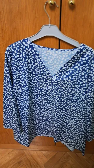 Blusa estampada azul y blanca