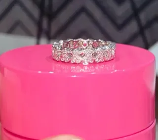 Anillo Oro Blanco Corazones Diamantes