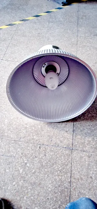 4 Candeeiros industriais  com lâmpadas de 250w