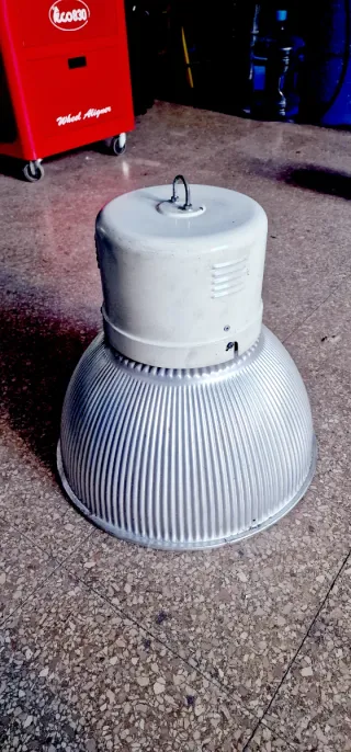 4 Candeeiros industriais  com lâmpadas de 250w