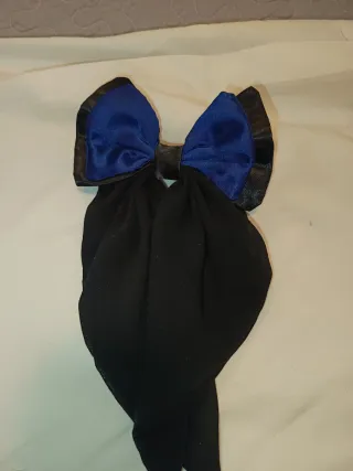 Lazo de pelo azul y negro