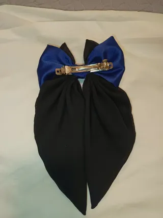 Lazo de pelo azul y negro
