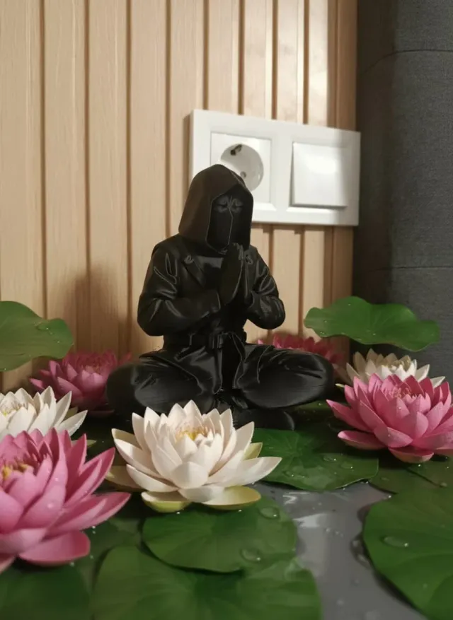 Figura Ninja Meditando Negra