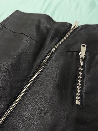 Falda polipiel negra con cremalleras