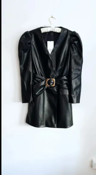 Vestido cuero Zara con cinturón