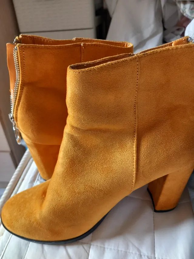 Botas de ante mostaza, son 41, pero valen un 40