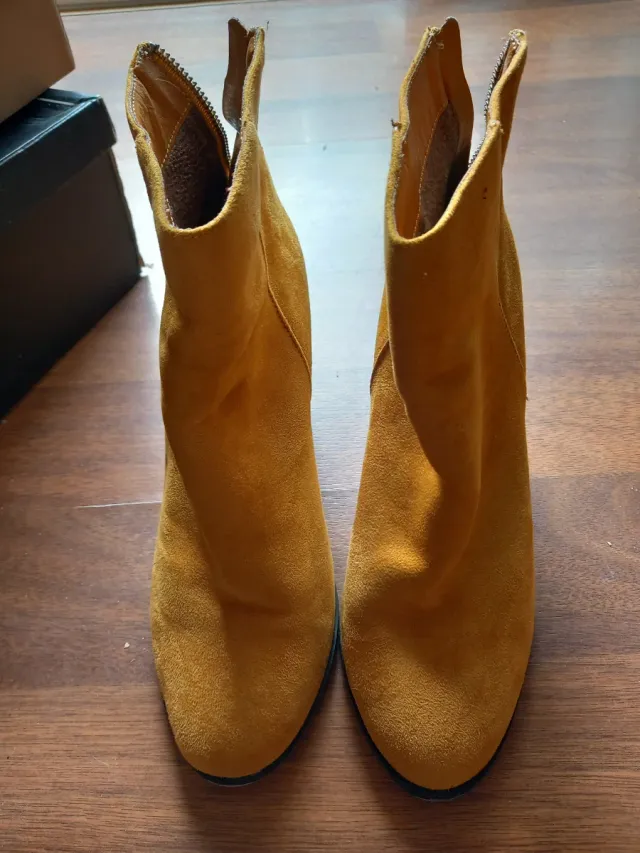 Botas de ante mostaza, son 41, pero valen un 40