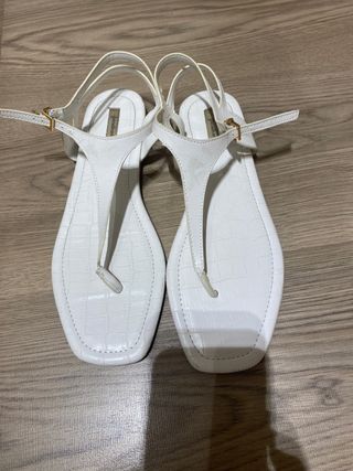Sandalias blancas Stradivarius Talla 39