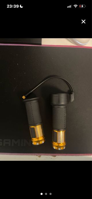 Puños para patinete con detalles dorados