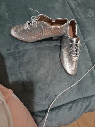 Zapatos de tacón plateados