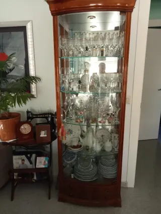 Mueble vitrina madera y cristal