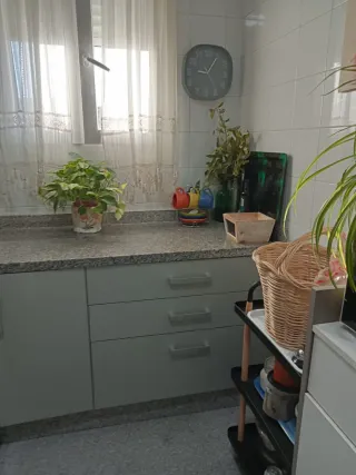 Mueble vitrina madera y cristal