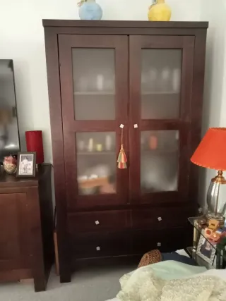Mueble vitrina madera y cristal