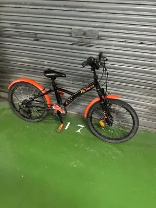 Bicicleta infantil BTWIN naranja y negra