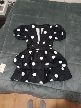 Vestido negro con lunares blancos