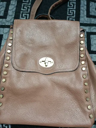 Mochila beige con tachuelas