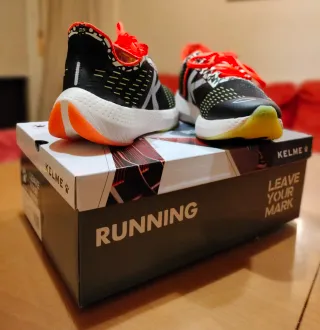 Zapatillas running Kelme unisex negras y naranjas