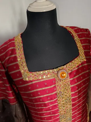 Traje Medieval granate con pasamanería dorada