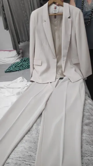 Pantalón de vestir azul mujer
Americana blanca.T50