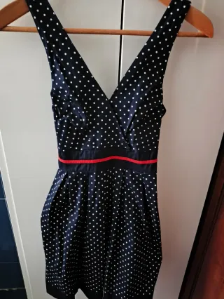 Vestido azul con lunares blancos y detalle rojo