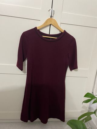 Vestido Stradivarius color burdeos Talla L