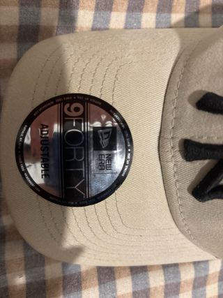 Gorra New York Yankees 9FORTY Beige y Negra