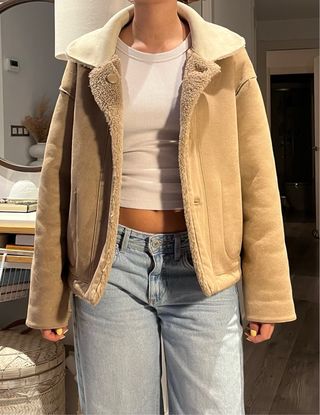 Brownie, chaqueta de borrego beige y blanco