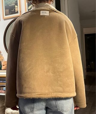 Brownie, chaqueta de borrego beige y blanco