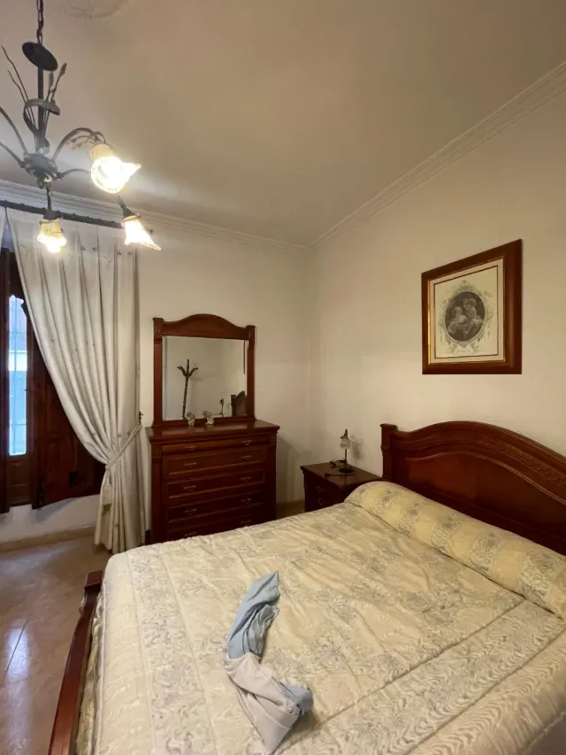 Cómoda de madera con espejo