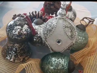 Ornamenti natalizi antichi

3 palle e due campane 