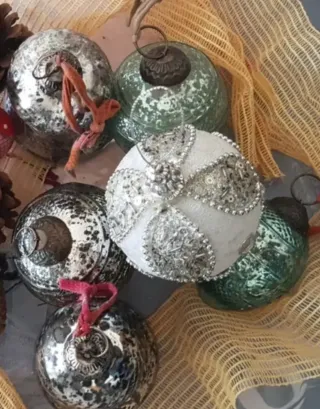 Ornamenti natalizi antichi

3 palle e due campane 