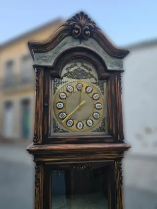 Reloj de pie antiguo