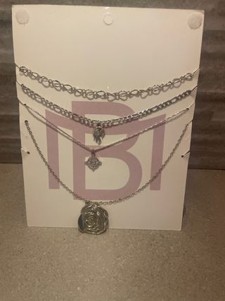Collar de color plata con colgantes