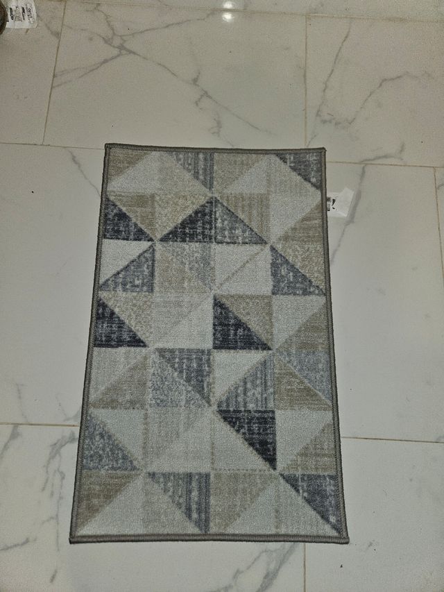 Alfombra geométrica beige y gris