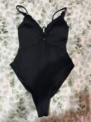 Bañador negro con volantes