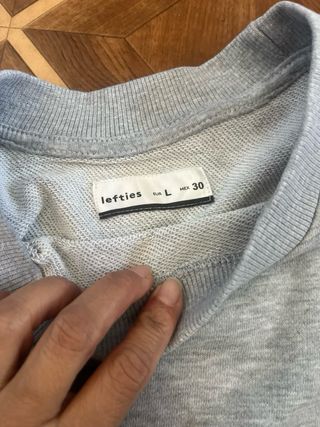 Sudadera gris cuello vuelto 
Hay de todo un poco ￼