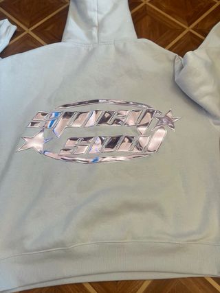 Sudadera gris cuello vuelto 
Hay de todo un poco ￼